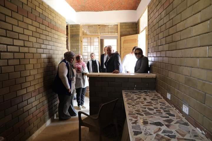 محافظ الوادي الجديد يتابع التشطيبات النهائية للمنزل البيئي ومباني العاصمة الإدارية الجديدة