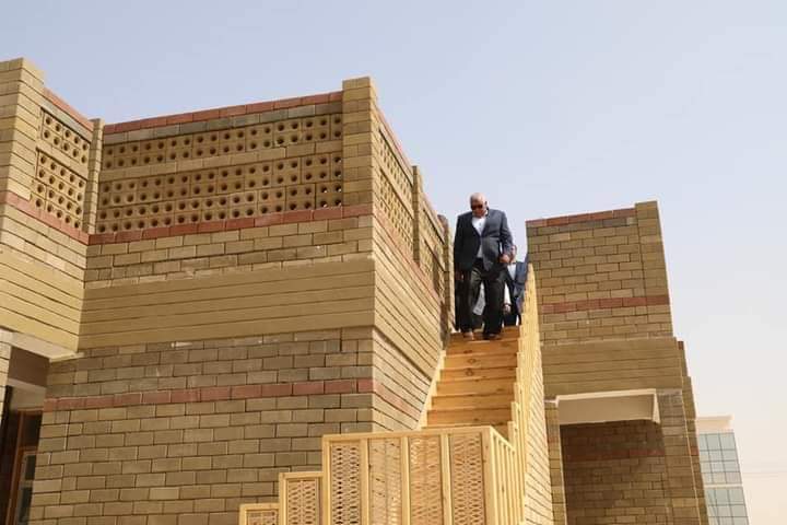 محافظ الوادي الجديد يتابع التشطيبات النهائية للمنزل البيئي ومباني العاصمة الإدارية الجديدة