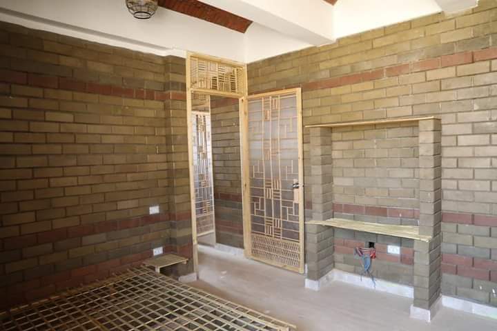 محافظ الوادي الجديد يتابع التشطيبات النهائية للمنزل البيئي ومباني العاصمة الإدارية الجديدة