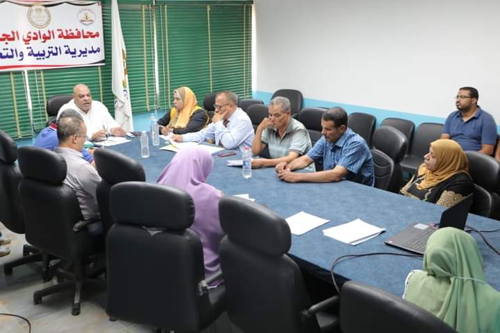  وكيل التعليم بالوادي الجديد يناقش مدى جاهزية المدارس للعام الدراسي الجديد