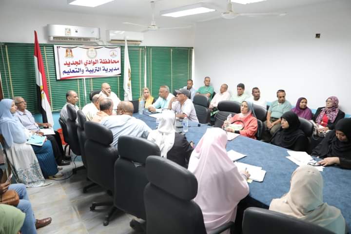 وكيل التعليم بالوادي الجديد يستعرض الموقف النهائى للكتب الدراسية لإستقبال الطلاب