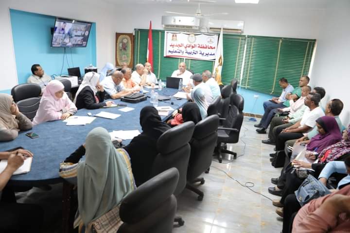 وكيل التعليم بالوادي الجديد يستعرض الموقف النهائى للكتب الدراسية لإستقبال الطلاب