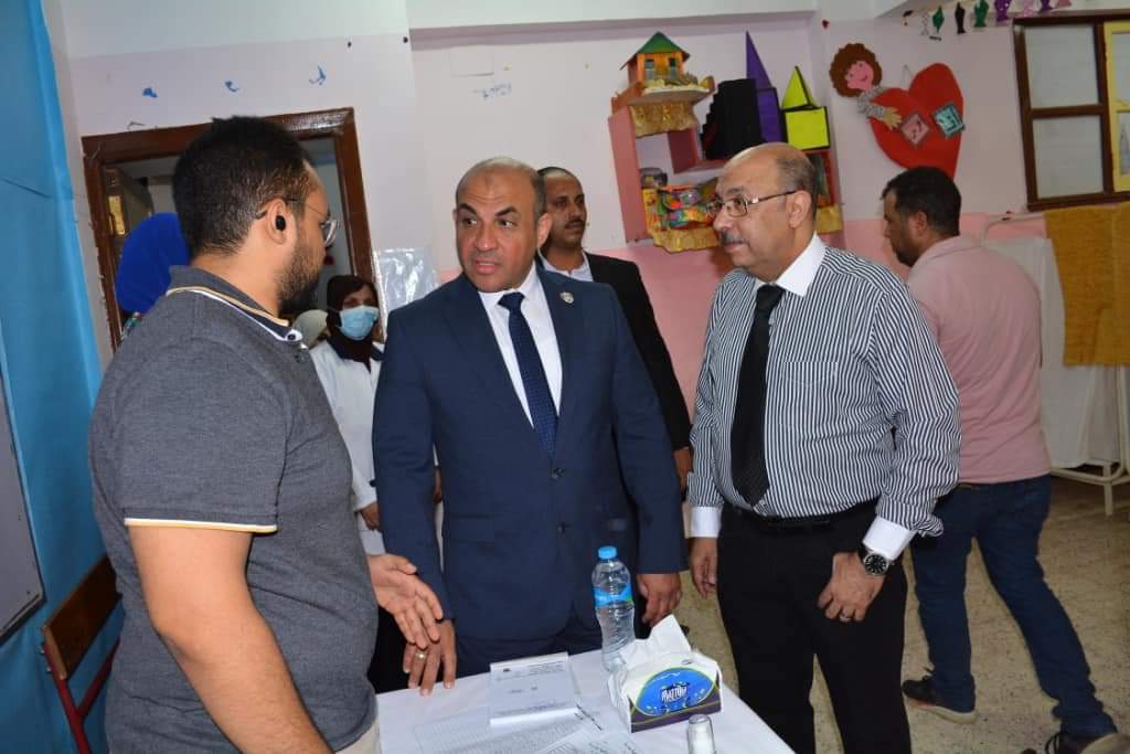 وكيل وزارة الصحة باسيوط يفتتح القافلة الطبية العلاجية بمدرسة الشهيد أحمد جلال