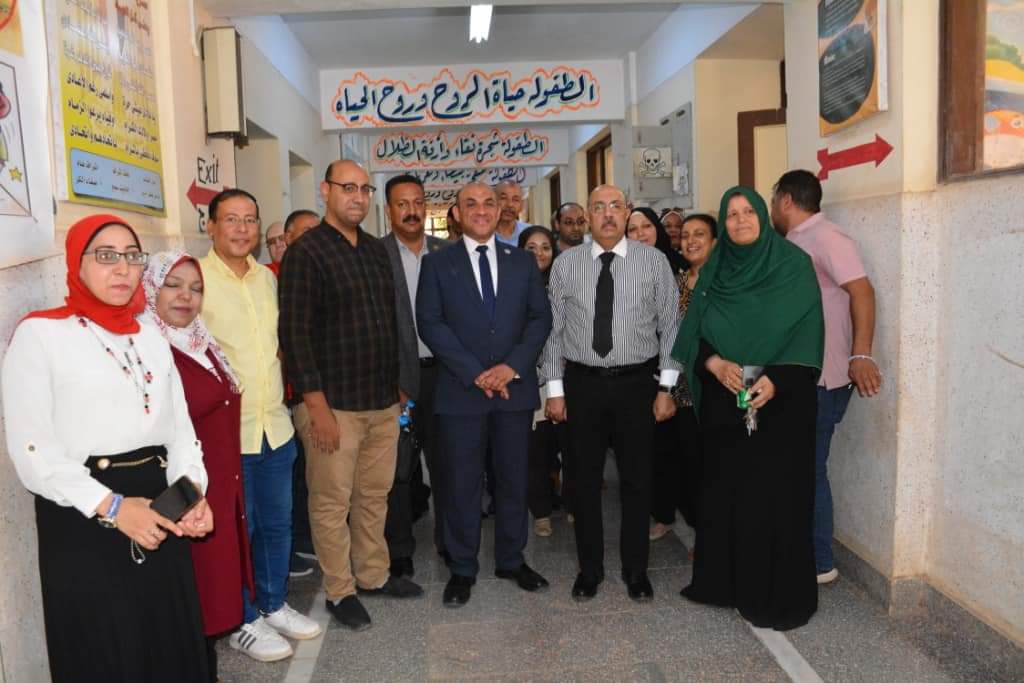 وكيل وزارة الصحة باسيوط يفتتح القافلة الطبية العلاجية بمدرسة الشهيد أحمد جلال