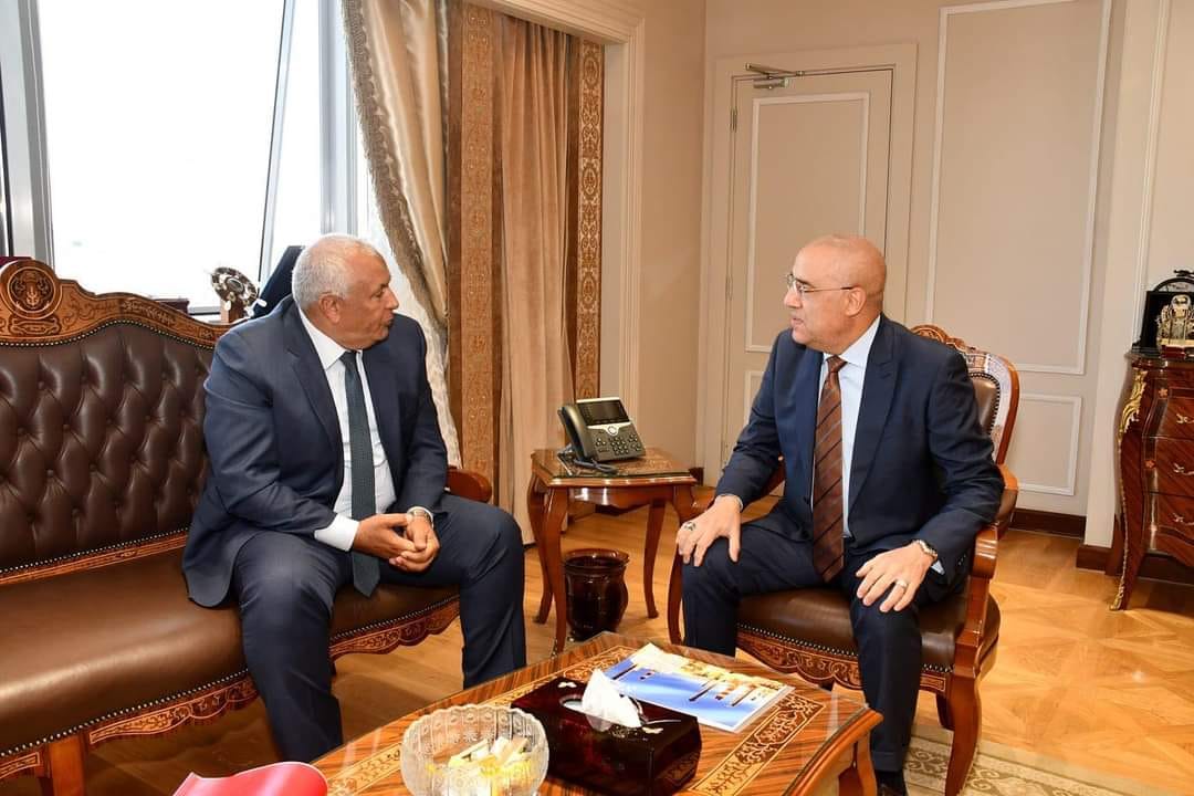 محافظ الوادي الجديد يلتقي وزير الإسكان لمتابعة موقف المشروعات المختلفة 