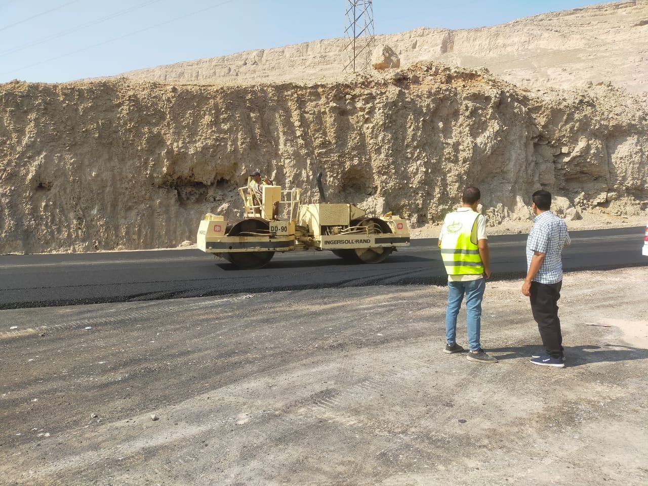 رئيس مركز ومدينة الغنايم يتابع أعمال الرصف بالمدخل الصحراوى جنوب مدينة الغنايم