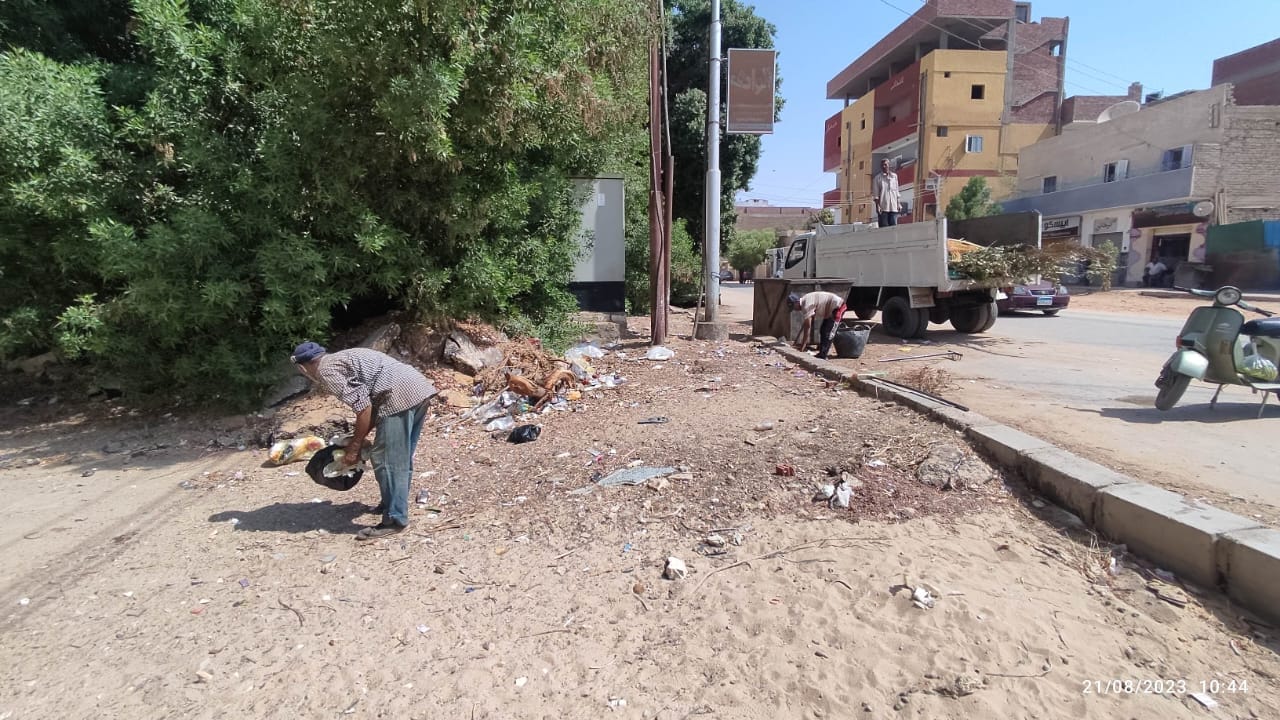 حملة لرفع مخلفات زراعية من مدرسة الشهيد طلعت ضرغام بالخارجة