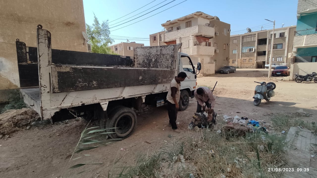 حملة لرفع مخلفات زراعية من مدرسة الشهيد طلعت ضرغام بالخارجة