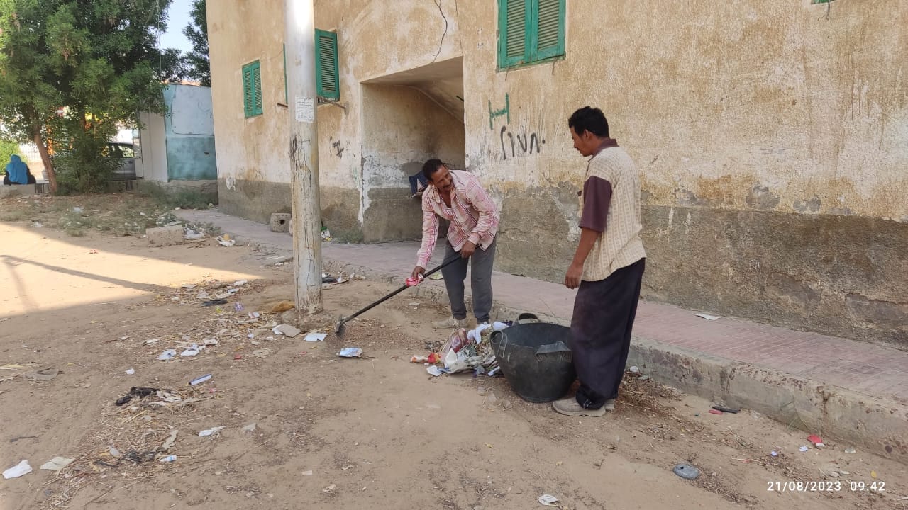 حملة لرفع مخلفات زراعية من مدرسة الشهيد طلعت ضرغام بالخارجة
