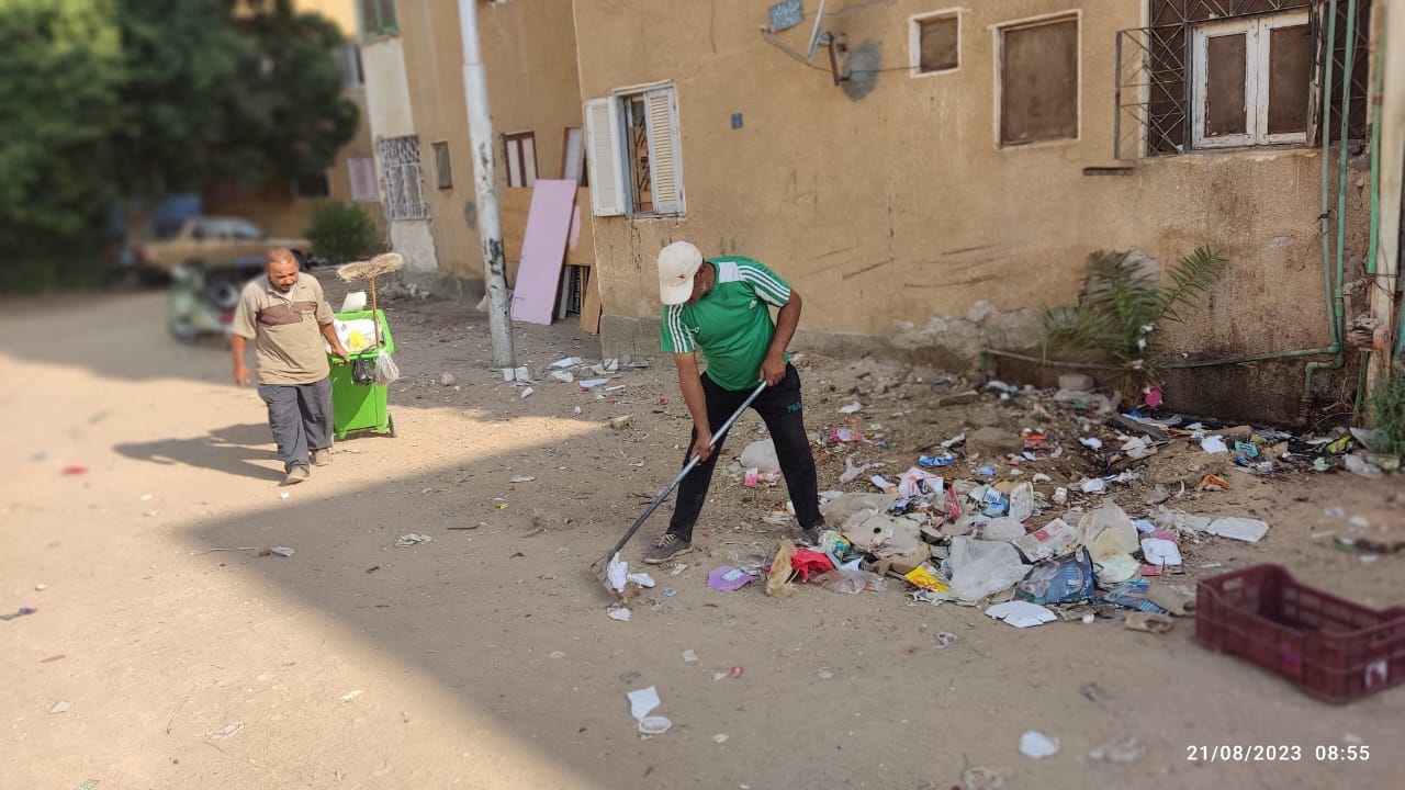 حملة لرفع مخلفات زراعية من مدرسة الشهيد طلعت ضرغام بالخارجة