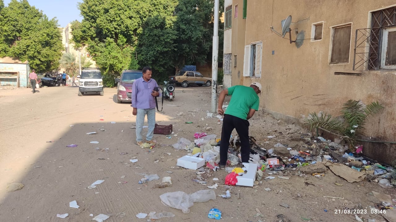 حملة لرفع مخلفات زراعية من مدرسة الشهيد طلعت ضرغام بالخارجة