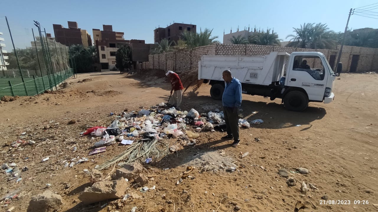 حملة لرفع مخلفات زراعية من مدرسة الشهيد طلعت ضرغام بالخارجة