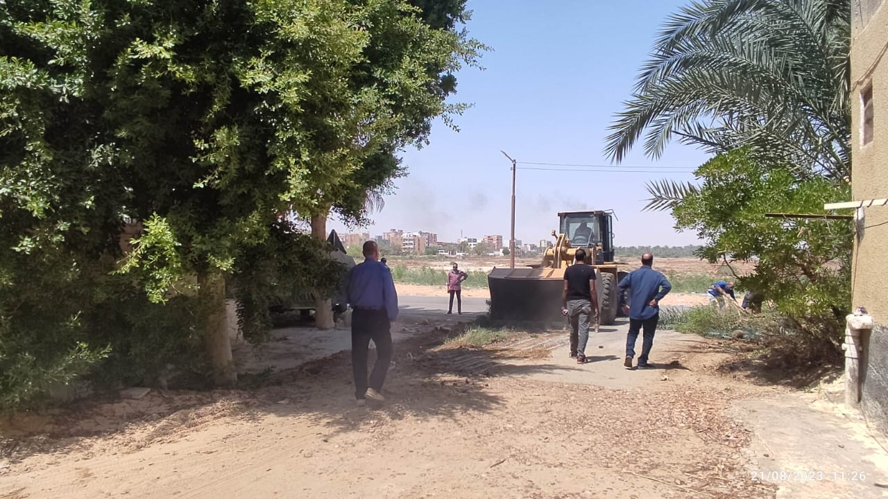 إزالة تعديات على أرض أملاك الدولة بالزراعات في الخارجة