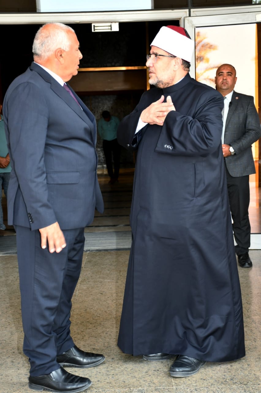 محافظ الوادي الجديد: تخصيص 10 آلاف م٢ لإقامة مجمع إسلامي كبير بالخارجة