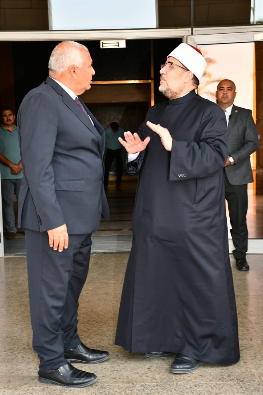 محافظ الوادي الجديد: تخصيص 10 آلاف م٢ لإقامة مجمع إسلامي كبير بالخارجة