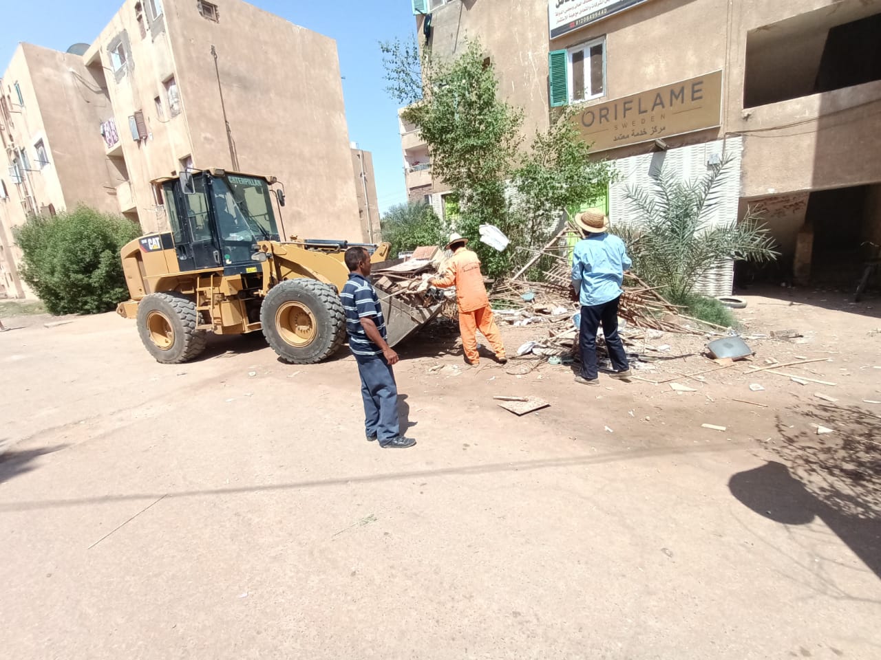 حملة إزالة القمامة والمخلفات والأشغالات والعشش من أسطح العمارات بالداخلة
