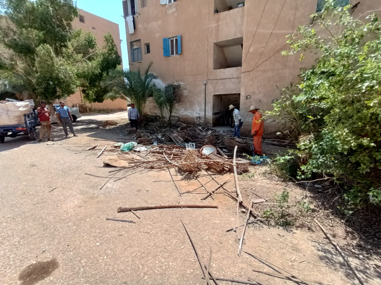 حملة إزالة القمامة والمخلفات والأشغالات والعشش من أسطح العمارات بالداخلة