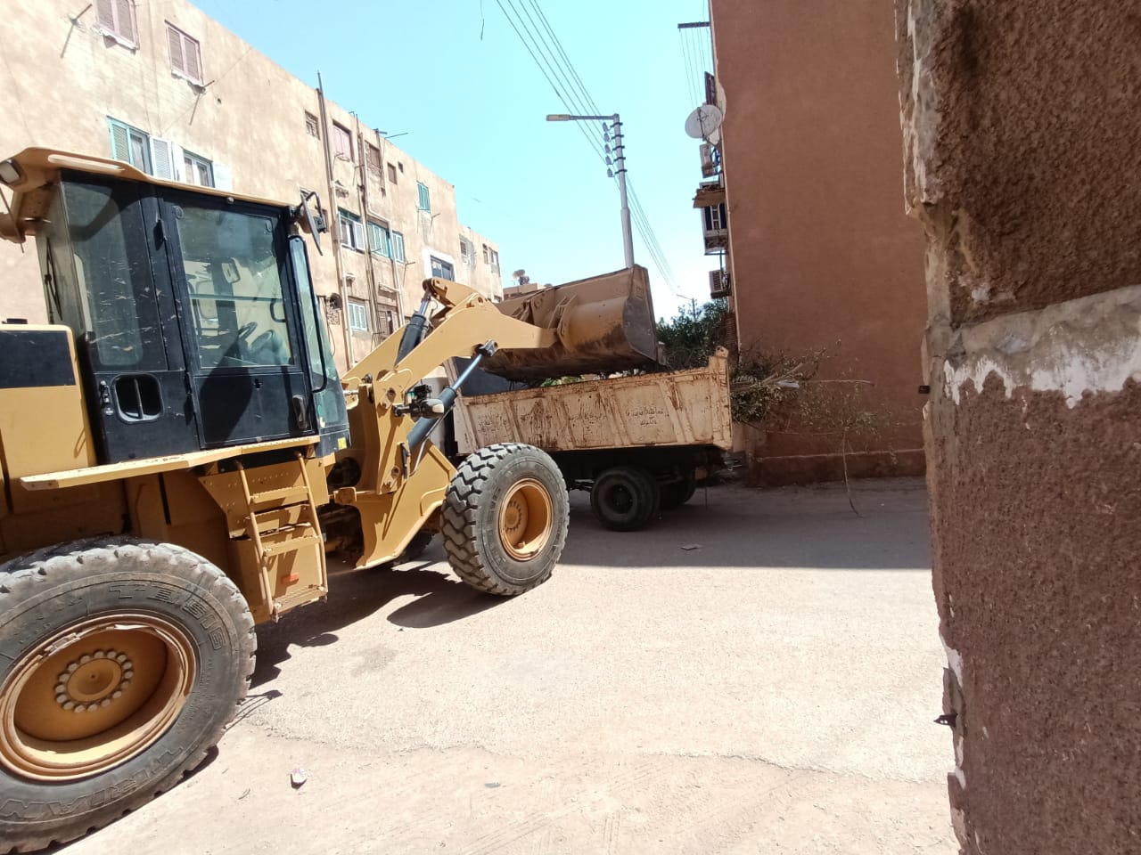 حملة إزالة القمامة والمخلفات والأشغالات والعشش من أسطح العمارات بالداخلة