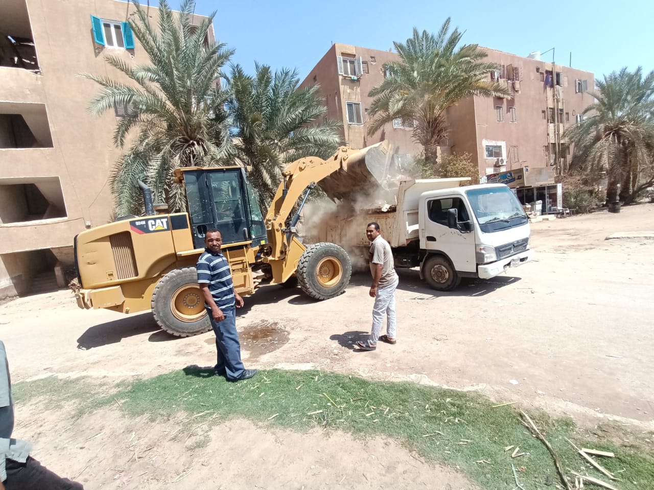 حملة إزالة القمامة والمخلفات والأشغالات والعشش من أسطح العمارات بالداخلة