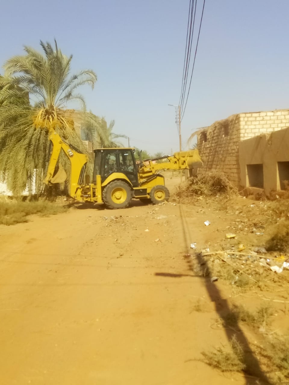 حملة إزالة القمامة والمخلفات والأشغالات والعشش من أسطح العمارات بالداخلة