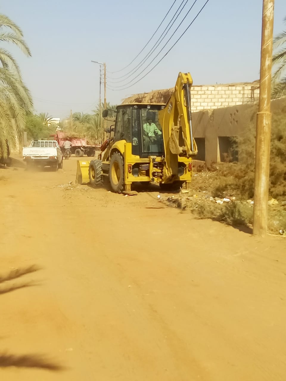 حملة إزالة القمامة والمخلفات والأشغالات والعشش من أسطح العمارات بالداخلة