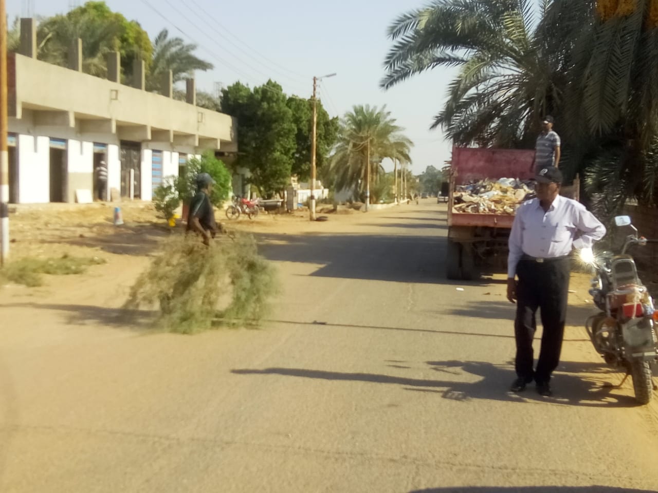 حملة إزالة القمامة والمخلفات والأشغالات والعشش من أسطح العمارات بالداخلة