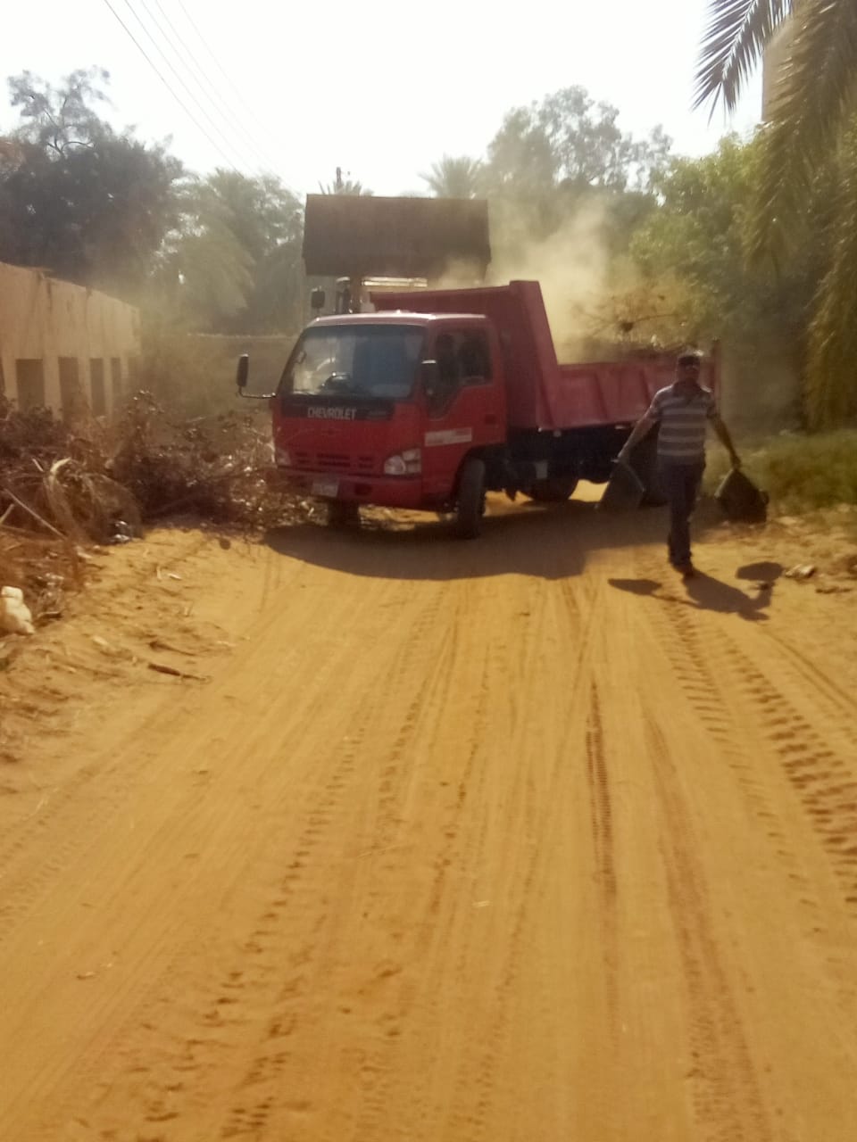 حملة إزالة القمامة والمخلفات والأشغالات والعشش من أسطح العمارات بالداخلة