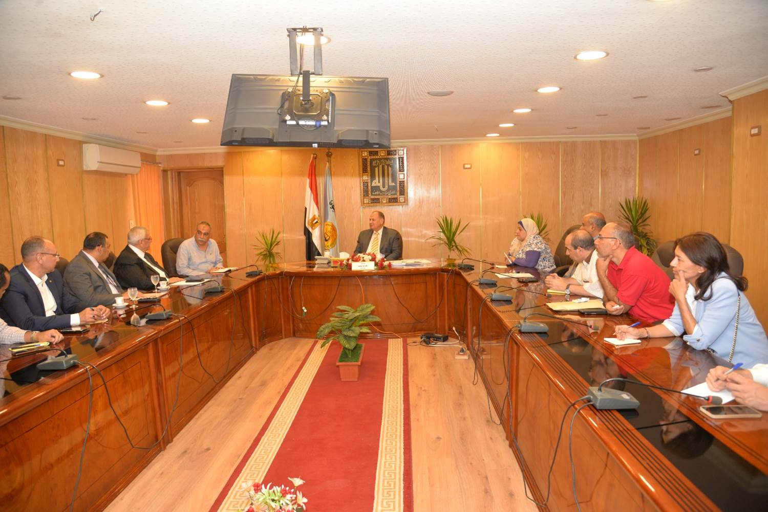 محافظ أسيوط يبحث سبل الاستفادة من الأصول التابعة للمحافظة وتنمية الفرص الاستثمارية