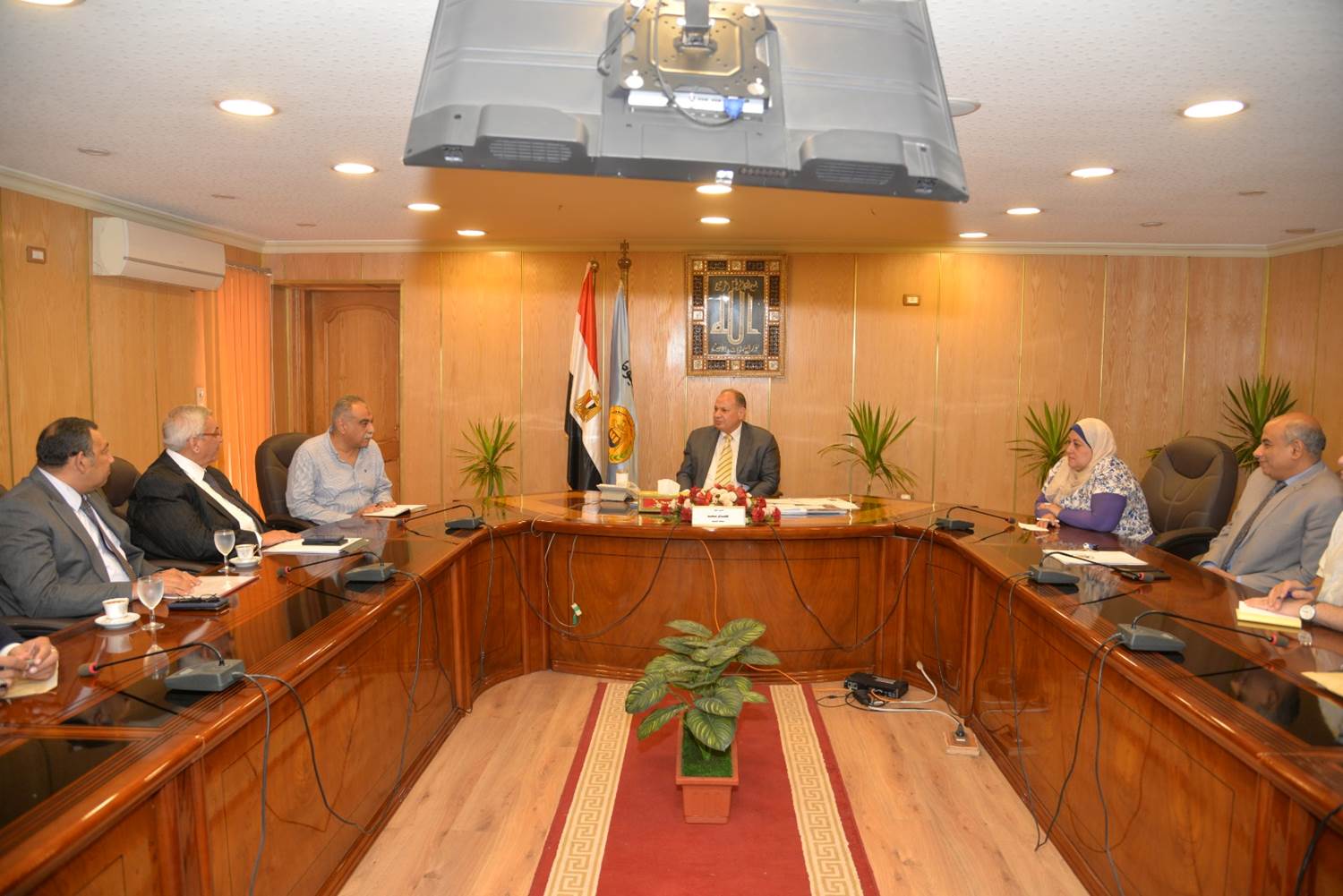 محافظ أسيوط يبحث سبل الاستفادة من الأصول التابعة للمحافظة وتنمية الفرص الاستثمارية