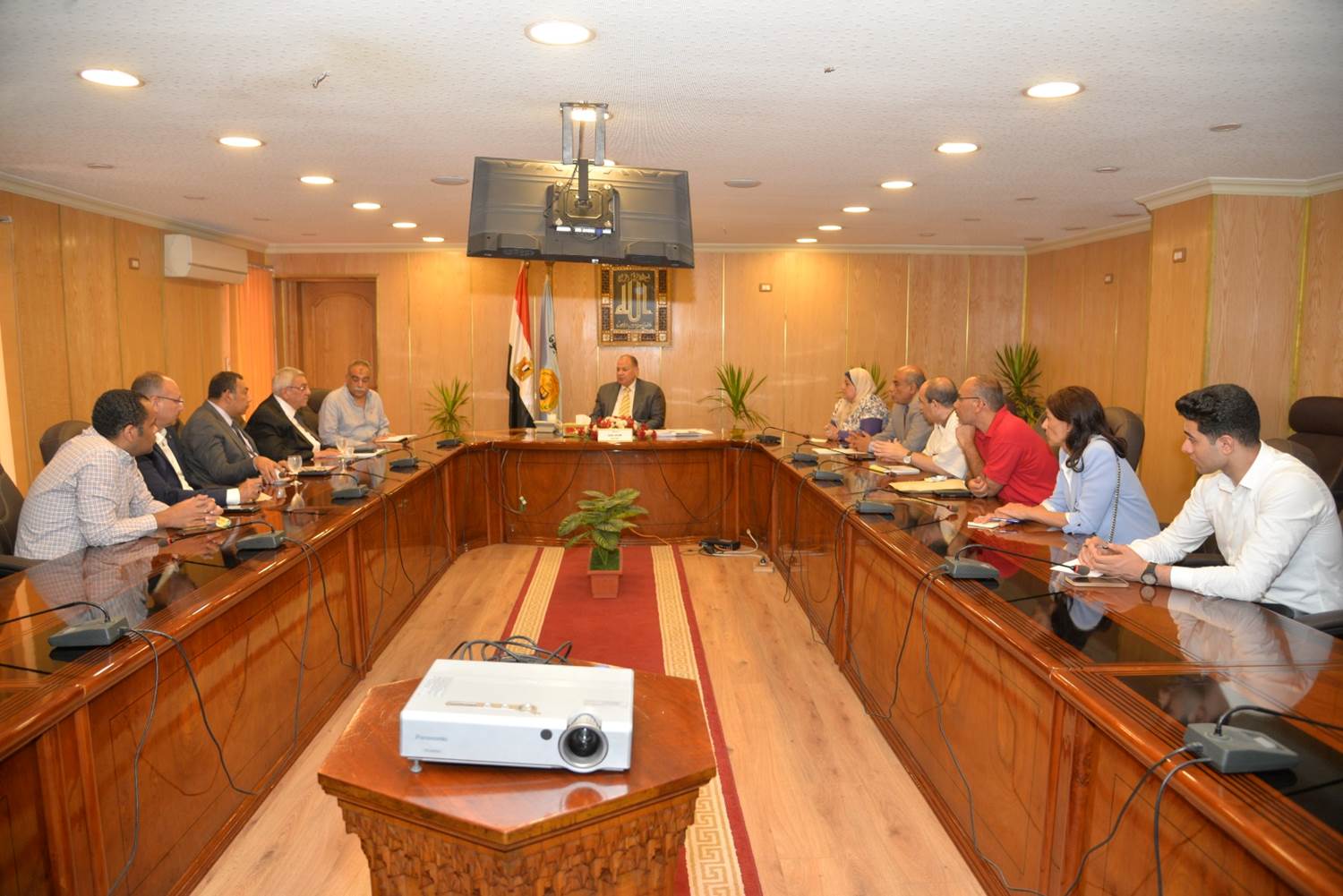 محافظ أسيوط يبحث سبل الاستفادة من الأصول التابعة للمحافظة وتنمية الفرص الاستثمارية