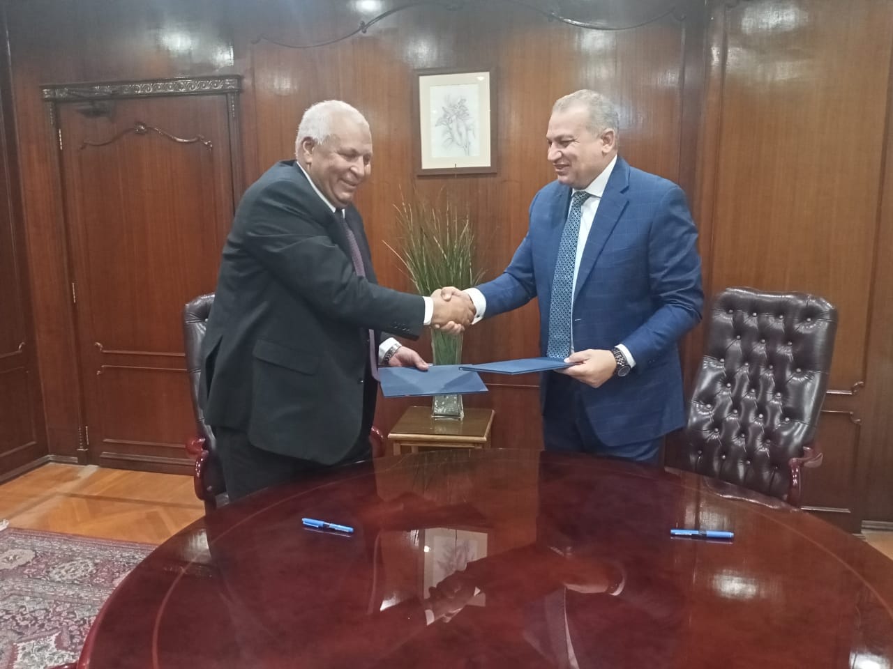 محافظ الوادي الجديد يوقع مذكرة تفاهم لتوصيل الصرف الصحي لمنطقة عين البرج 