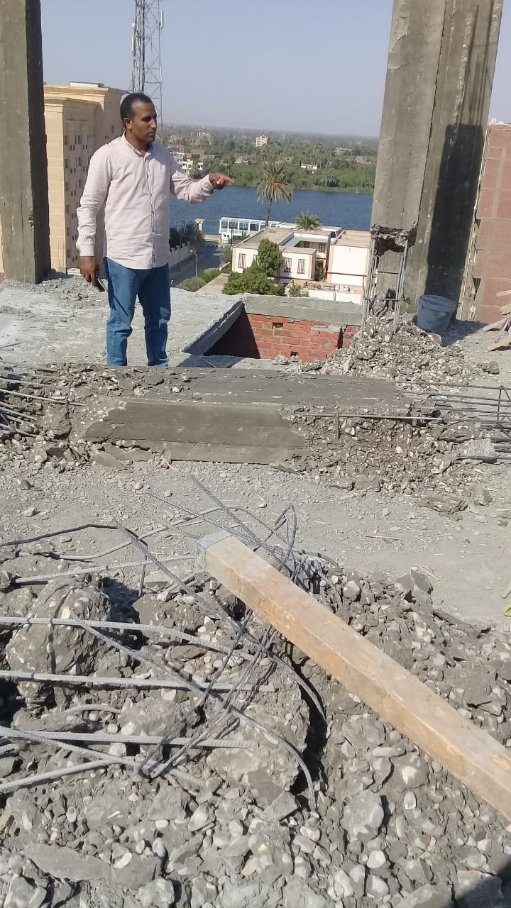 إزالة أعمدة الدور الثاني عشر المخالف في احدي شوارع حي شرق اسيوط
