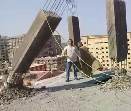 إزالة أعمدة الدور الثاني عشر المخالف في احدي شوارع حي شرق اسيوط