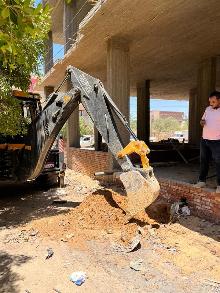 ضبط وإزالة فورية لـ 34 مخالفة توصيلات مياة بنطاق مركز الخارجة