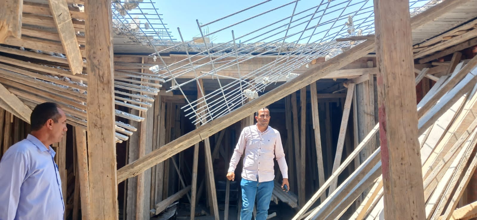 إزالة سقف دور خامس علوي بحي شرق اسيوط