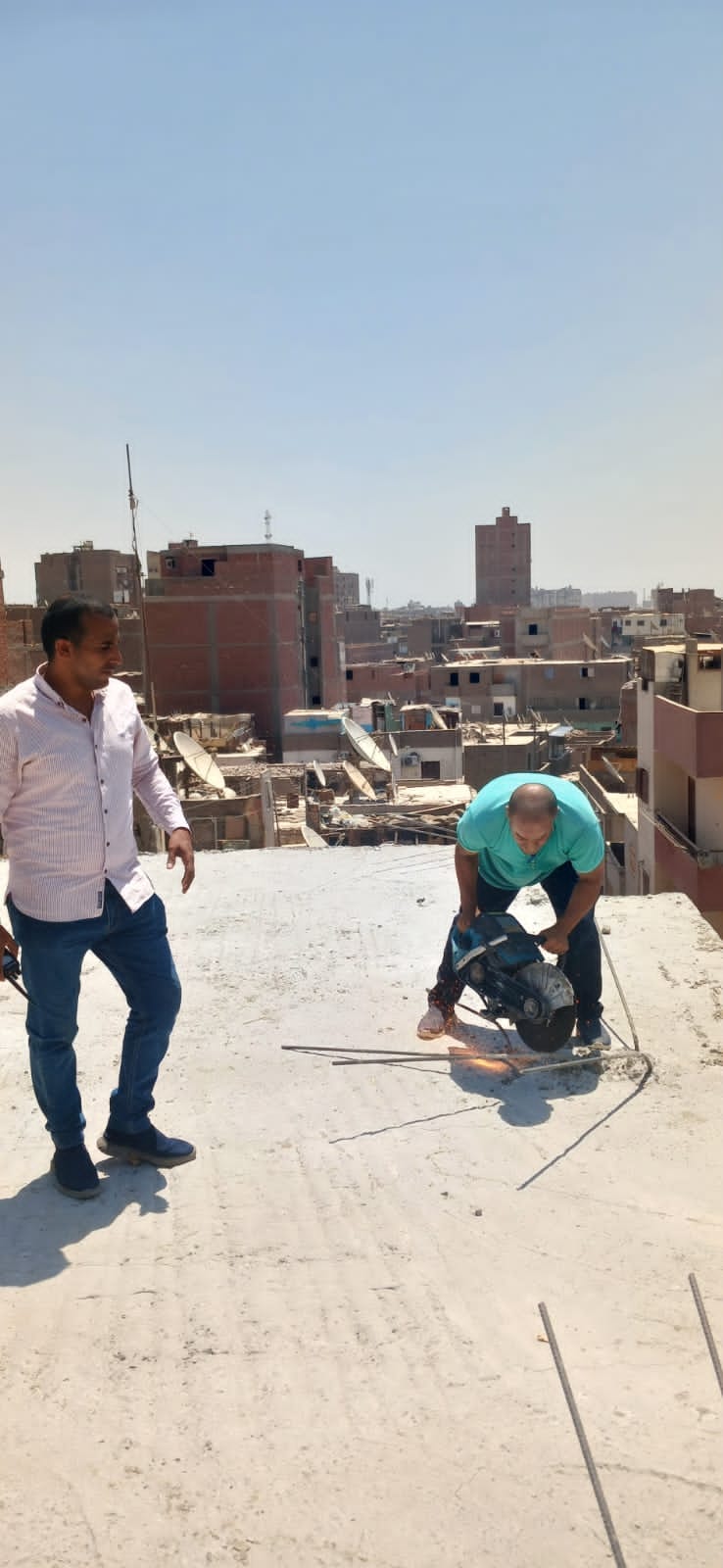 إزالة سقف دور خامس علوي بحي شرق اسيوط