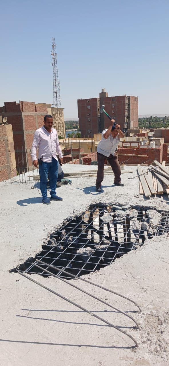 إزالة سقف دور خامس علوي بحي شرق اسيوط