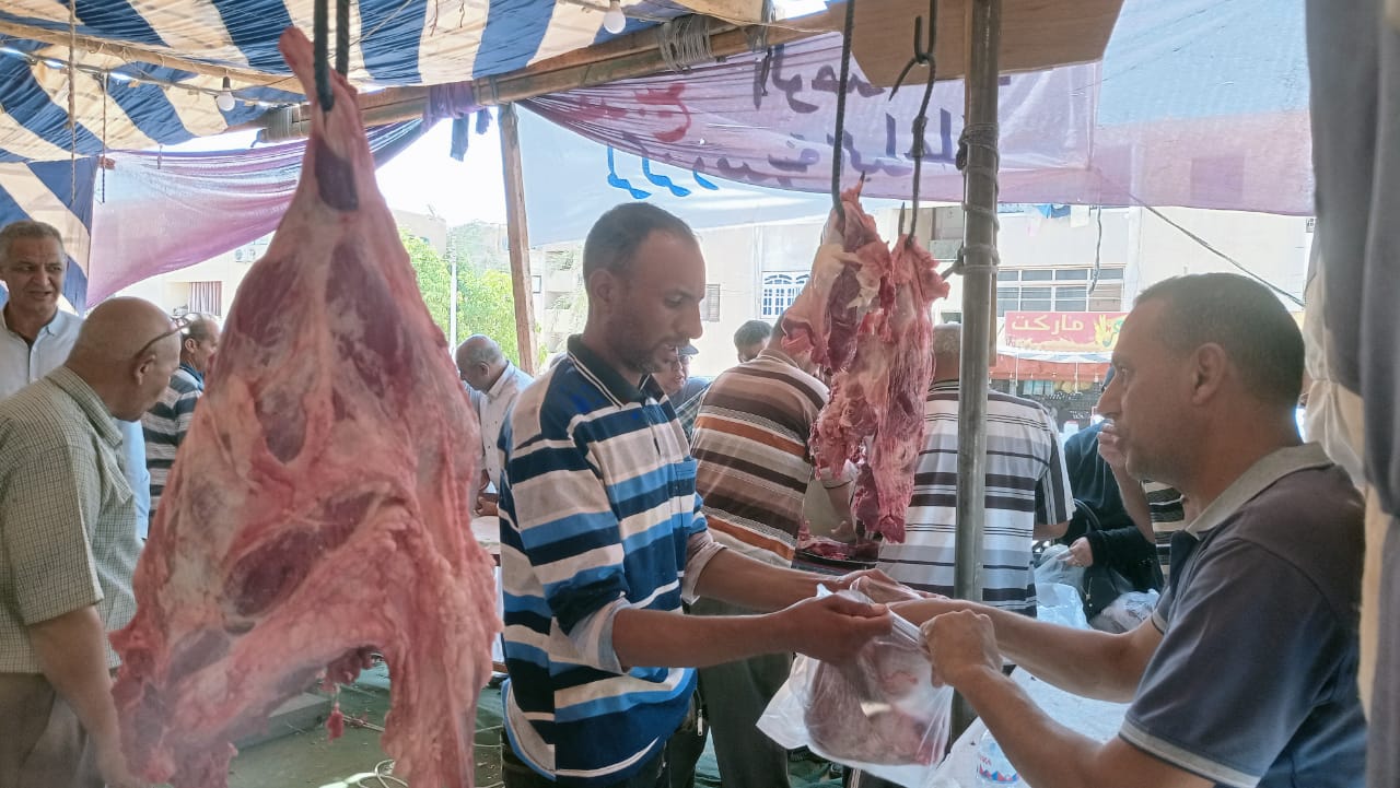 طرح لحوم طازجة بسعر الكيلو 220 جنية في منفذ الوحدة المحلية بالداخلة