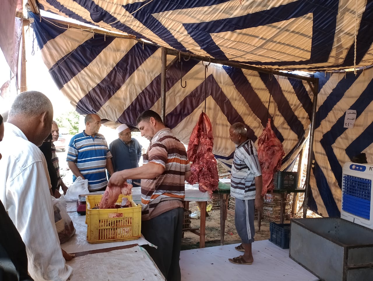 طرح لحوم طازجة بسعر الكيلو 220 جنية في منفذ الوحدة المحلية بالداخلة