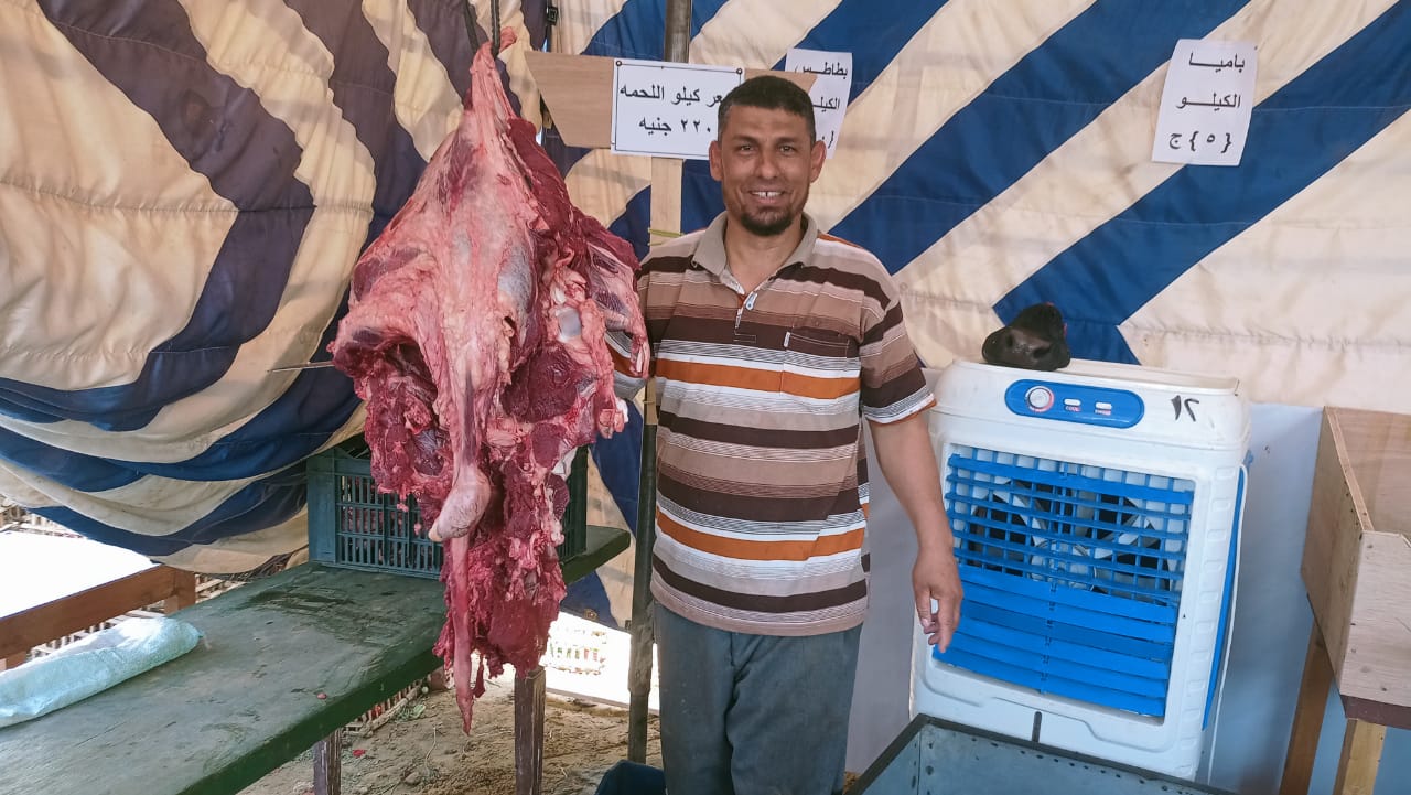 طرح لحوم طازجة بسعر الكيلو 220 جنية في منفذ الوحدة المحلية بالداخلة