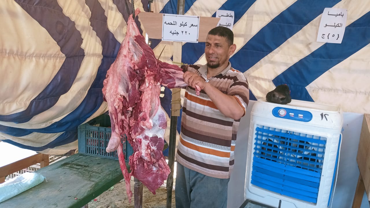 طرح لحوم طازجة بسعر الكيلو 220 جنية في منفذ الوحدة المحلية بالداخلة