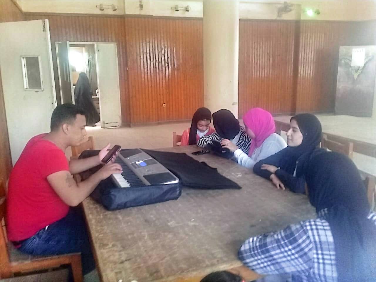 انشطة الغناء والموسيقى تواصل فعاليتها بقصر ثقافة الغنايم 