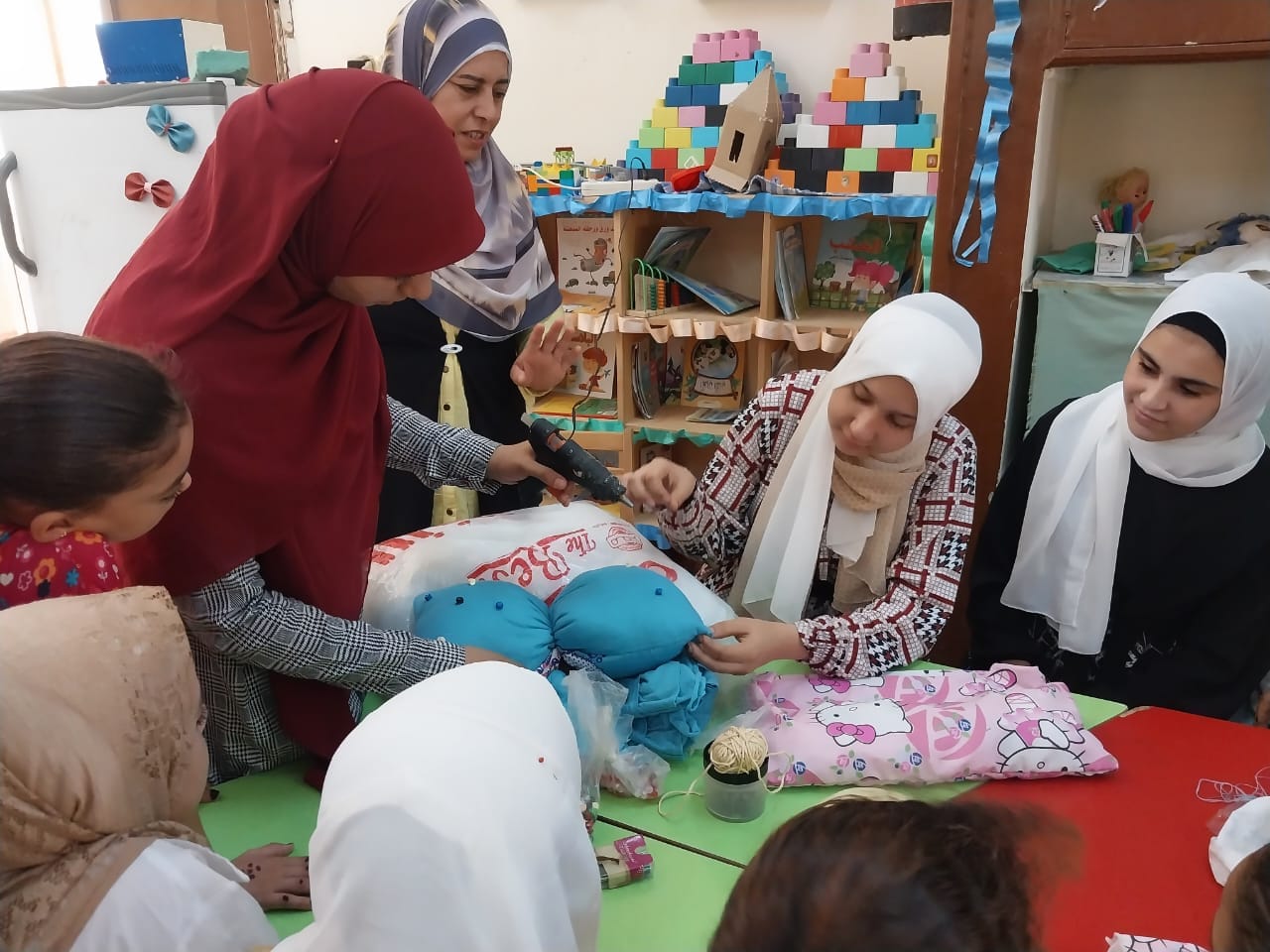 قصر ثقافة الغنايم يقدم ورشة إعادة تدوير خامات البيئة بمدرسة الفصل الواحد