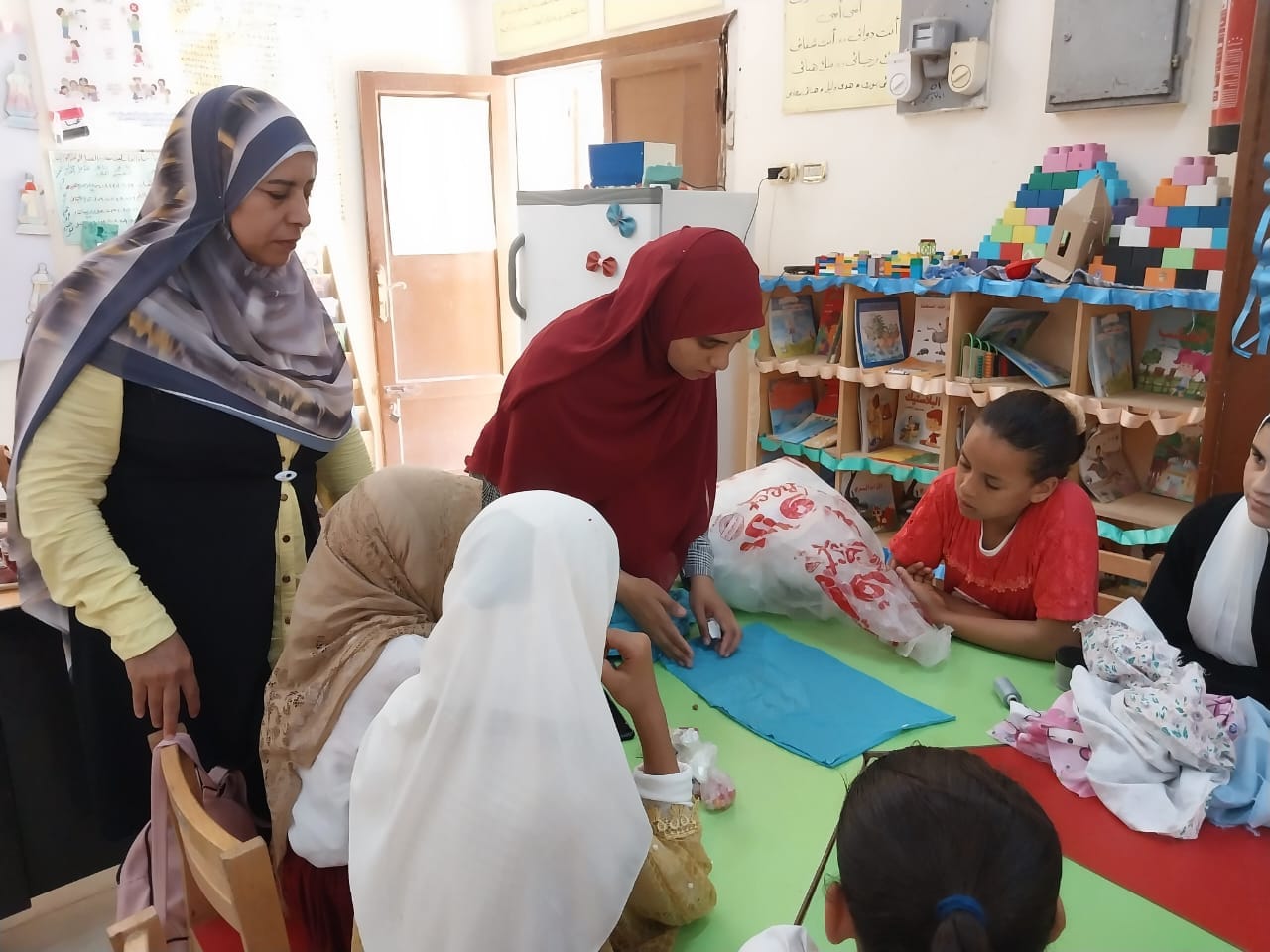 قصر ثقافة الغنايم يقدم ورشة إعادة تدوير خامات البيئة بمدرسة الفصل الواحد