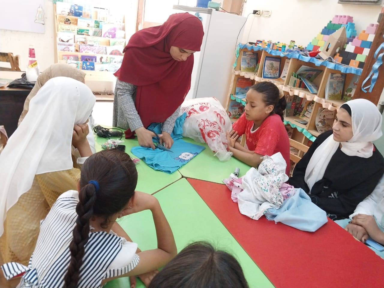 قصر ثقافة الغنايم يقدم ورشة إعادة تدوير خامات البيئة بمدرسة الفصل الواحد