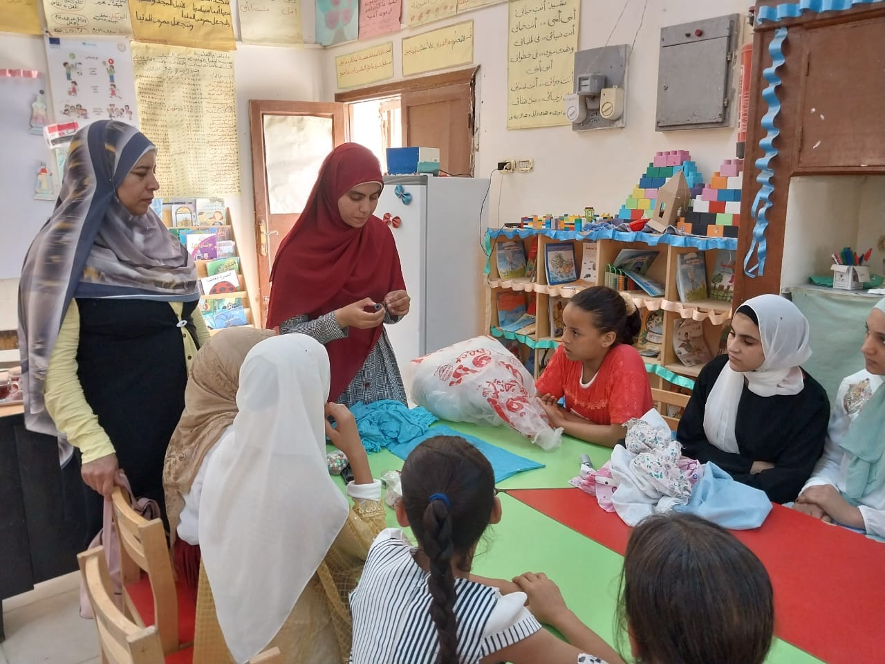 قصر ثقافة الغنايم يقدم ورشة إعادة تدوير خامات البيئة بمدرسة الفصل الواحد