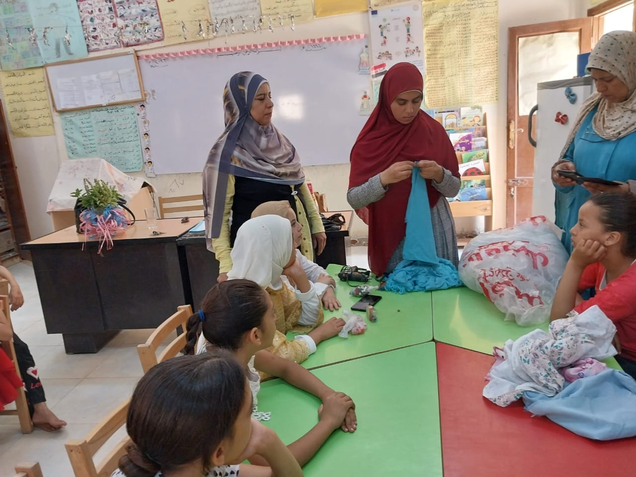 قصر ثقافة الغنايم يقدم ورشة إعادة تدوير خامات البيئة بمدرسة الفصل الواحد