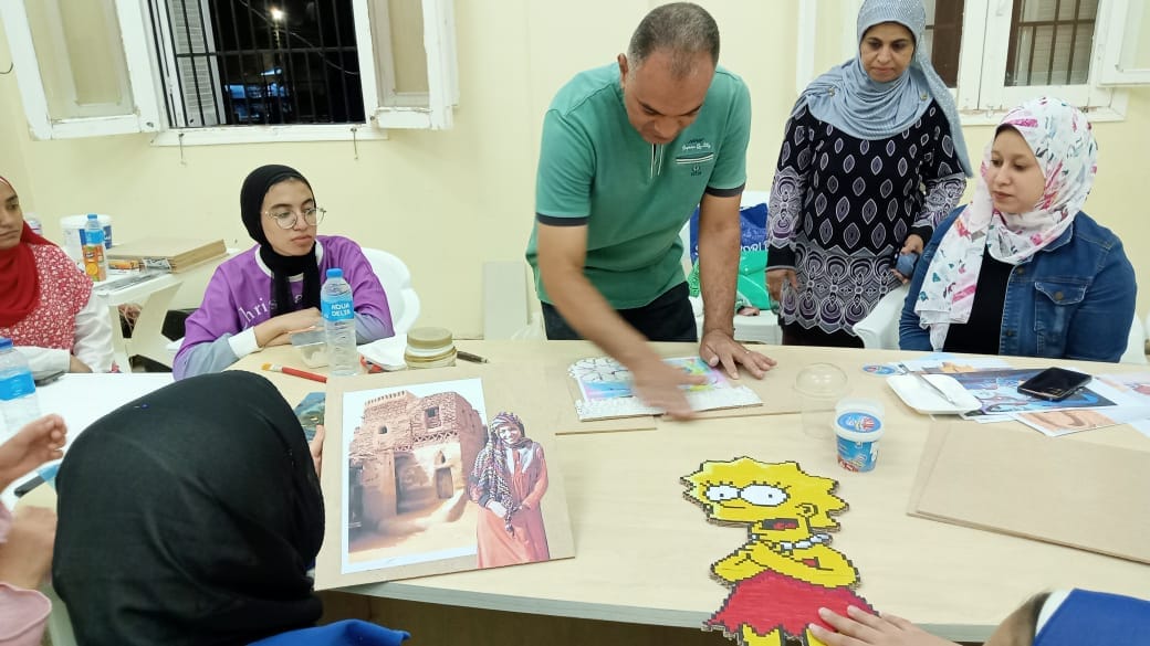 ورشه حرفيه عن فن الديكوباج والرسم بالرمل تحت شعار حرفتك صنعتك بالزهور