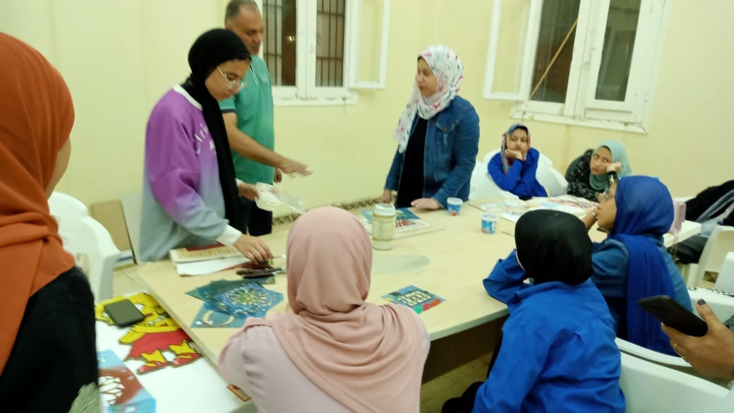 ورشه حرفيه عن فن الديكوباج والرسم بالرمل تحت شعار حرفتك صنعتك بالزهور