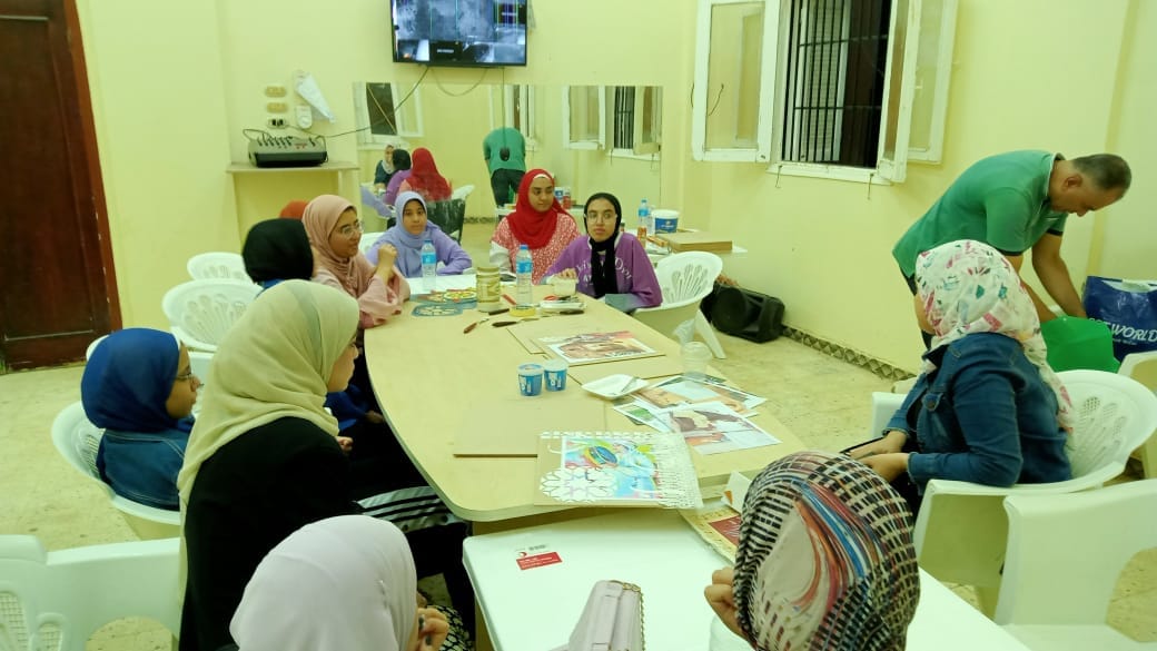 ورشه حرفيه عن فن الديكوباج والرسم بالرمل تحت شعار حرفتك صنعتك بالزهور